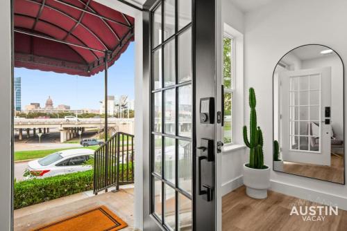 una puerta a un balcón con un cactus en Capitol View 4k sqft Dwntwn Penthouse w 17ft Table, en Austin