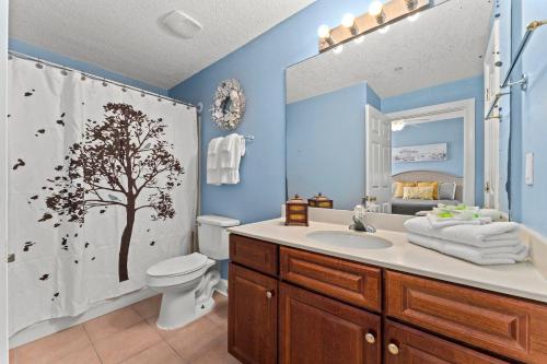 La salle de bains est pourvue d'un lavabo, de toilettes et d'une douche. dans l'établissement Twin Palms 1705, à Panama City Beach