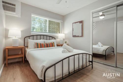 オースティンにあるIndulge in Downtown Austin Apt Near Zilker Parkの大きなベッドと鏡のある寝室
