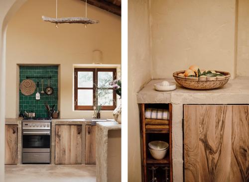 una cocina con fregadero y un bol de fruta en una barra en The Lemon Lodge, en Aljezur