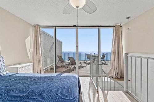 1 dormitorio con cama y vistas al océano en Edgewater 1210-1, en Panama City Beach