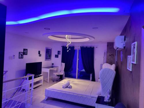 sala de estar con cama y luz azul en Kandi Tower 3, premium 1BR with 2CR & 2 balcony. en Ángeles