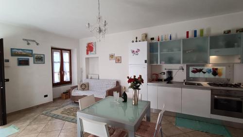 Köök või kööginurk majutusasutuses Lakeside apartment Tremezzo - Larihome B01