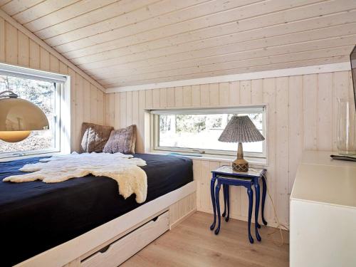 En eller flere senge i et værelse på Holiday home Nexø XLII
