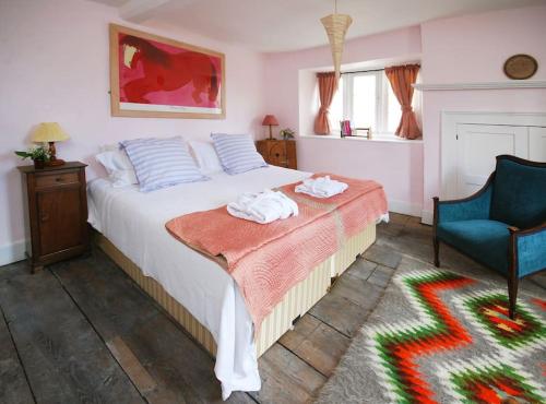a bedroom with a bed with two towels on it at Charming Cottage in the Heart of Frome - Sun House in Frome