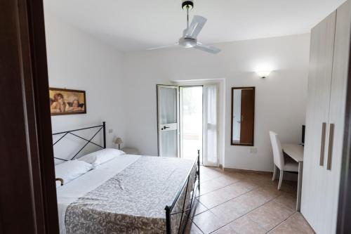 Schlafzimmer mit einem Bett, einem Tisch und einem Schreibtisch in der Unterkunft Agriturismo La Siesta in Marsiliana