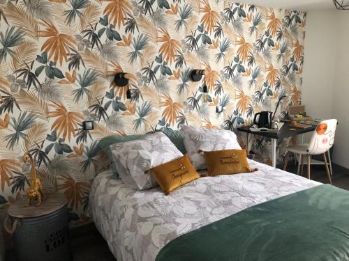 um quarto com uma cama com papel de parede floral em L'escapade champenoise em Villers-Marmery