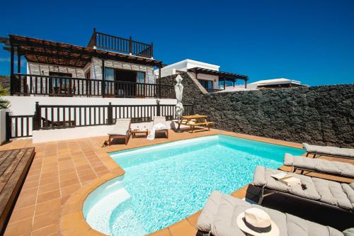 Villa Cavendish with sea views and heatable pool close to Flamingo Beach