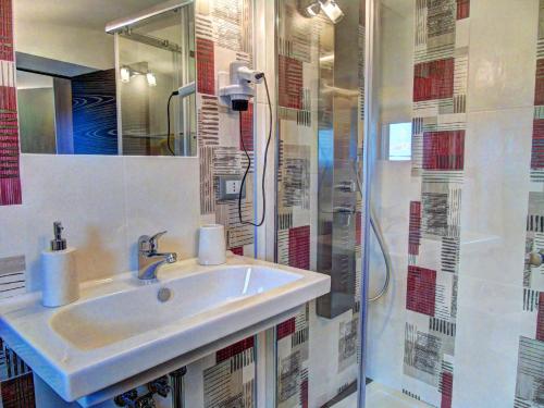 ein Bad mit einem Waschbecken und einer Dusche in der Unterkunft B&B Il Belvedere Viggiano in Viggiano