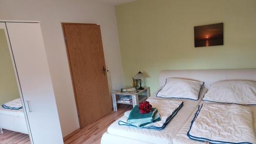 - une chambre avec un lit et un plateau de fleurs dans l'établissement Marie's Küsten Zauber, à Bentwisch