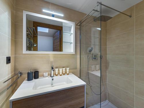 une salle de bain avec un lavabo et une douche dans l'établissement Appartement 4* au centre de Courchevel Moriond, 4 chambres, 98m², 10 pers, parking, WIFI - FR-1-563-79, à Courchevel