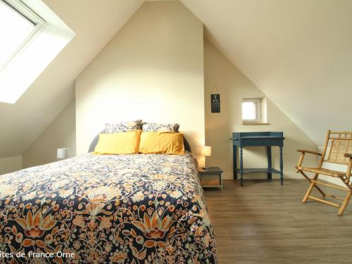 Un pat sau paturi într-o cameră la Gîte Soligny-la-Trappe, 3 pièces, 4 personnes - FR-1-497-174