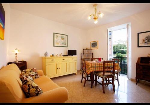 a living room with a couch and a table at Casa Gelsomino in Levanto