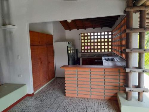 een keuken met een fornuis en een raam bij FINCA HOTEL BUENOS AIRES DORADAL in Puerto Triunfo