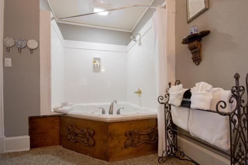 a bathroom with a bath tub in a room at Inn on Charlotte in St. Augustine
