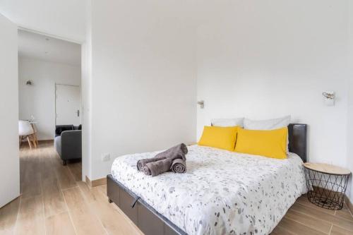 a bedroom with a bed with a stuffed animal on it at Appartement cosy 30 m² proche RER B - 4 min à pied in Aulnay-sous-Bois