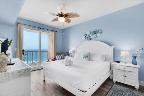 - une chambre avec un lit et un balcon donnant sur l'océan dans l'établissement Sunrise Beach #910, à Panama City Beach