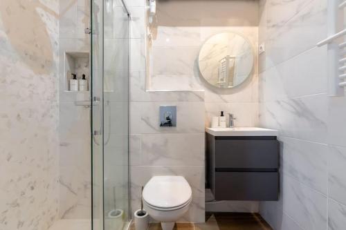 a bathroom with a shower and a toilet and a sink at Appartement cosy 30 m² proche RER B - 4 min à pied in Aulnay-sous-Bois