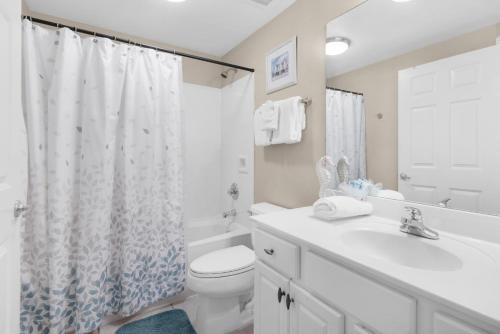 La salle de bains est pourvue de toilettes, d'un lavabo et d'une douche. dans l'établissement Sunrise Beach #910, à Panama City Beach