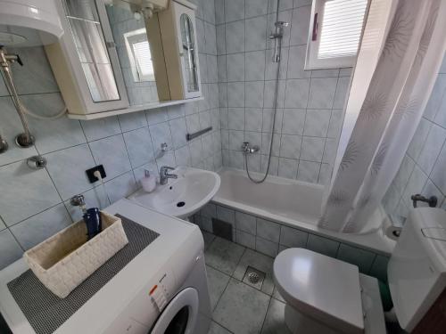 y baño con lavabo, aseo y bañera. en Apartment Matej, en Trogir