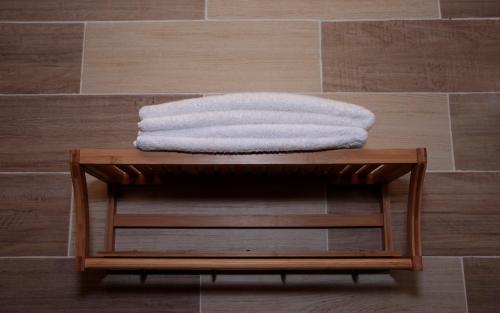 a pile of towels sitting on a table in a bathroom at Aldea Suncunu playa y alberca privada en Tuxpan in Tuxpan de Rodríguez Cano