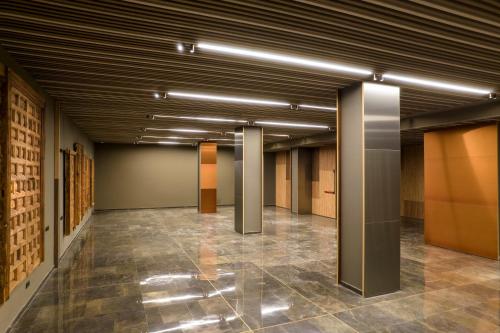 a hallway of an empty room with a ceiling at Hotel Palacio La Marquesa 4 Estrellas SUP in Teruel