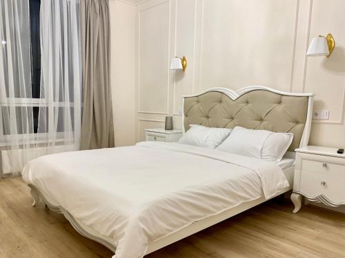 Кровать или кровати в номере Французская квартира с закатами ЖК Парк Фонтанов