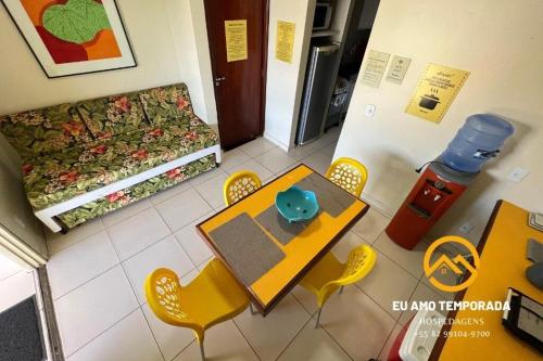 a room with a table and chairs and a bed at @euamotemporada Cumaru APT 207 - 100m da Praia in Marechal Deodoro