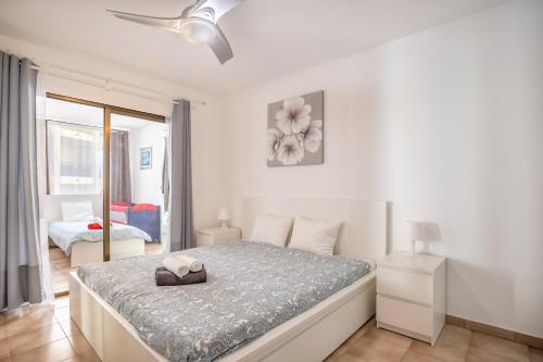 Postel nebo postele na pokoji v ubytování Castle Harbour Feel like home Flat II Los Cristianos LoveTenerife