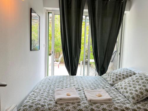 - une chambre avec un lit et 2 serviettes dans l'établissement SUPER COZY MAZET 5mn FROM HEART OF SAINT REMY, à Saint-Rémy-de-Provence