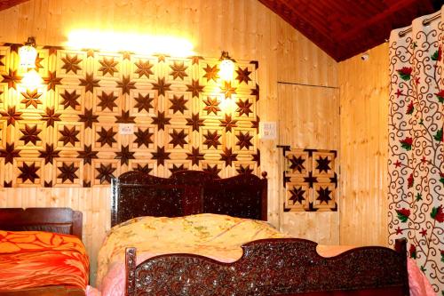 Gallery image of House Boat New Pala Palace in Srinagar