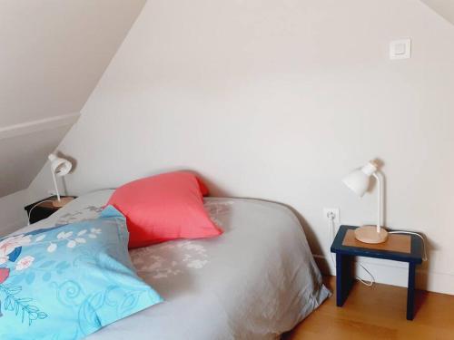 1 cama con 2 almohadas y una mesa con lámparas en LE STUPLEX, en Troyes
