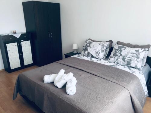una camera da letto con un letto con due asciugamani sopra di Beautiful apartment right by the sea, Sveti Vlas a Sveti Vlas