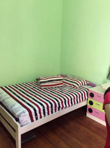 Dormitorio pequeño con cama y vestidor en Amy's Tourist Department en Buenos Aires