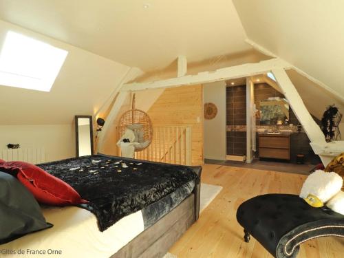 Posteľ alebo postele v izbe v ubytovaní Évasion Romantique avec Spa, Grand Jardin et Confort Moderne en Normandie - FR-1-497-175