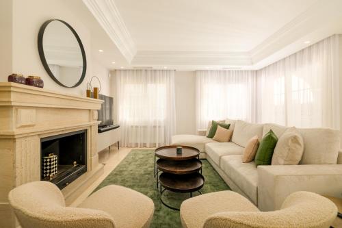 O zonă de relaxare la Lorea Playa, Luxury 6 Bedroom Villa with Seaview