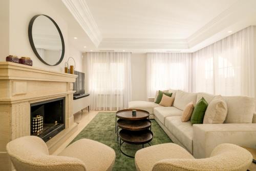 Posedenie v ubytovaní Lorea Playa, Luxury 6 Bedroom Villa with Seaview