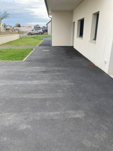 - un parking à l'extérieur du bâtiment dans l'établissement Saint Côme Beach House, à Saint-Côme-de-Fresné