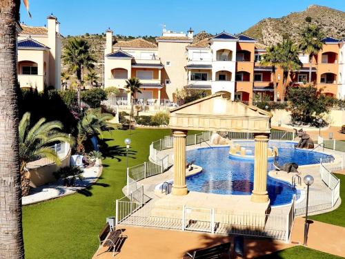 ein Bild eines Pools in einem Resort in der Unterkunft Dúplex Amelia Altaona Golf in Murcia
