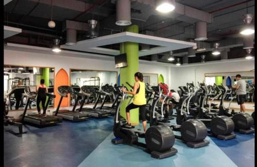 Fitness centrum a/nebo fitness zařízení v ubytování Charming spacious studio apartment in the heart of JBR By SWEET HOMES