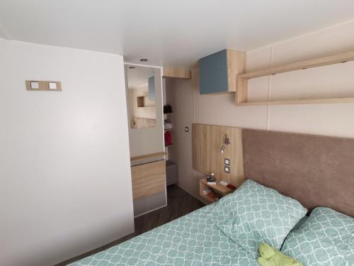 Il comprend une petite chambre avec un lit et une petite cuisine. dans l'établissement Bonne anse plage, aux Mathes