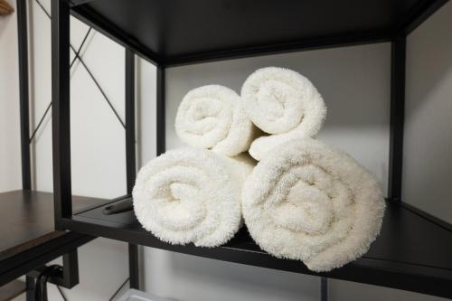 una pila de toallas sentadas en un estante en Bright stylish apartment with a balcony in a top location, en Viena