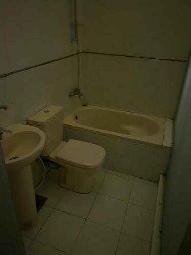 ein Badezimmer mit einem WC, einem Waschbecken und einer Badewanne in der Unterkunft cairo central house in Kairo