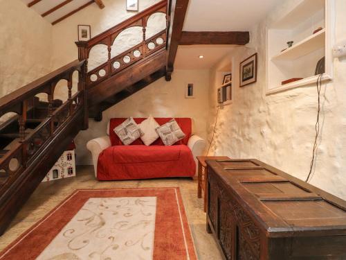 StainforthにあるHaworth Barnのリビングルーム(赤いソファ、階段付)