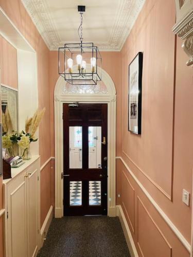 Stunning seafront apartment photo 10