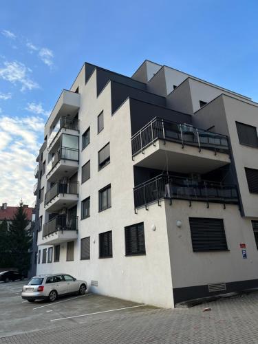 Το κτήριο όπου στεγάζεται  το διαμέρισμα