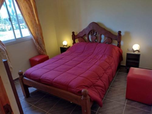 1 dormitorio con 1 cama grande y edredón rojo en Casa Barreal en 