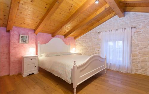 1 dormitorio con cama blanca y pared de ladrillo en Stunning Home In Bokordici With Outdoor Swimming Pool, en Bokordići