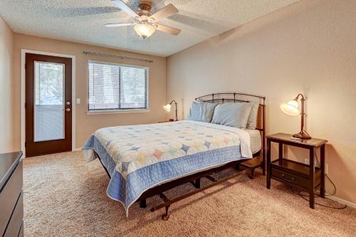 Ένα ή περισσότερα κρεβάτια σε δωμάτιο στο Flagstaff Condo with Balcony in Golf Community!
