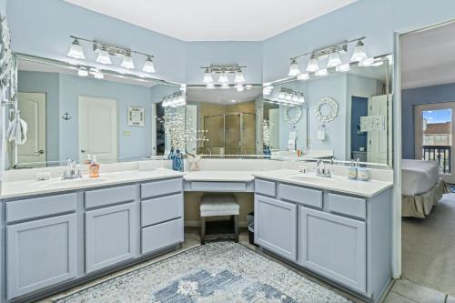 a bathroom with two sinks and a large mirror at Water View Wonder in Padre Island